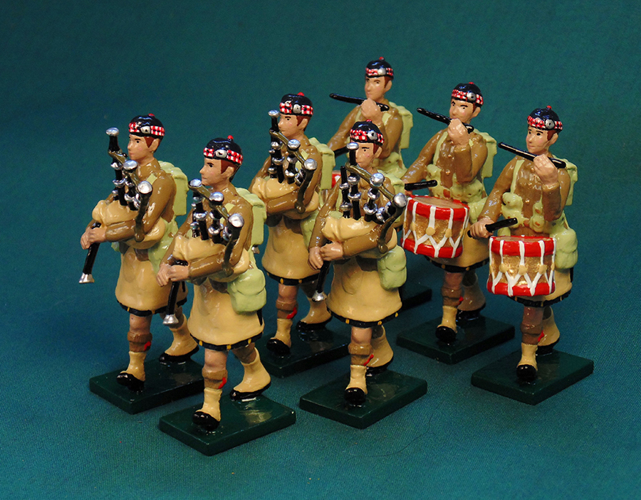 392B - Scottish Pipes and Drums, with hat, WWI